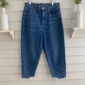 American Eagle Relaxed Mom Jeans With Disressing and Raw Hem Size 12 Sho…